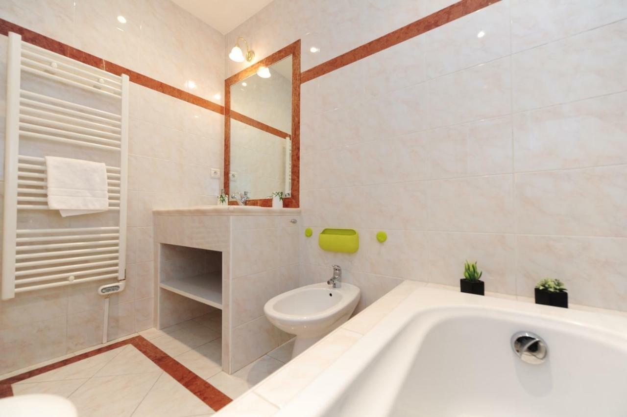Le Savoy Palace - Five Stars Holiday House Nisa Exterior foto